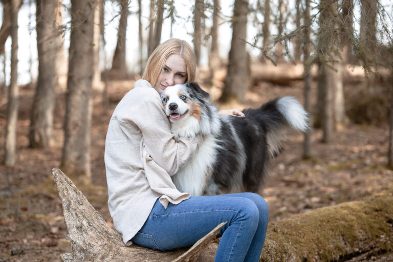 Nahes Portrait von Hund und Mensch in vertrauter Verbindung